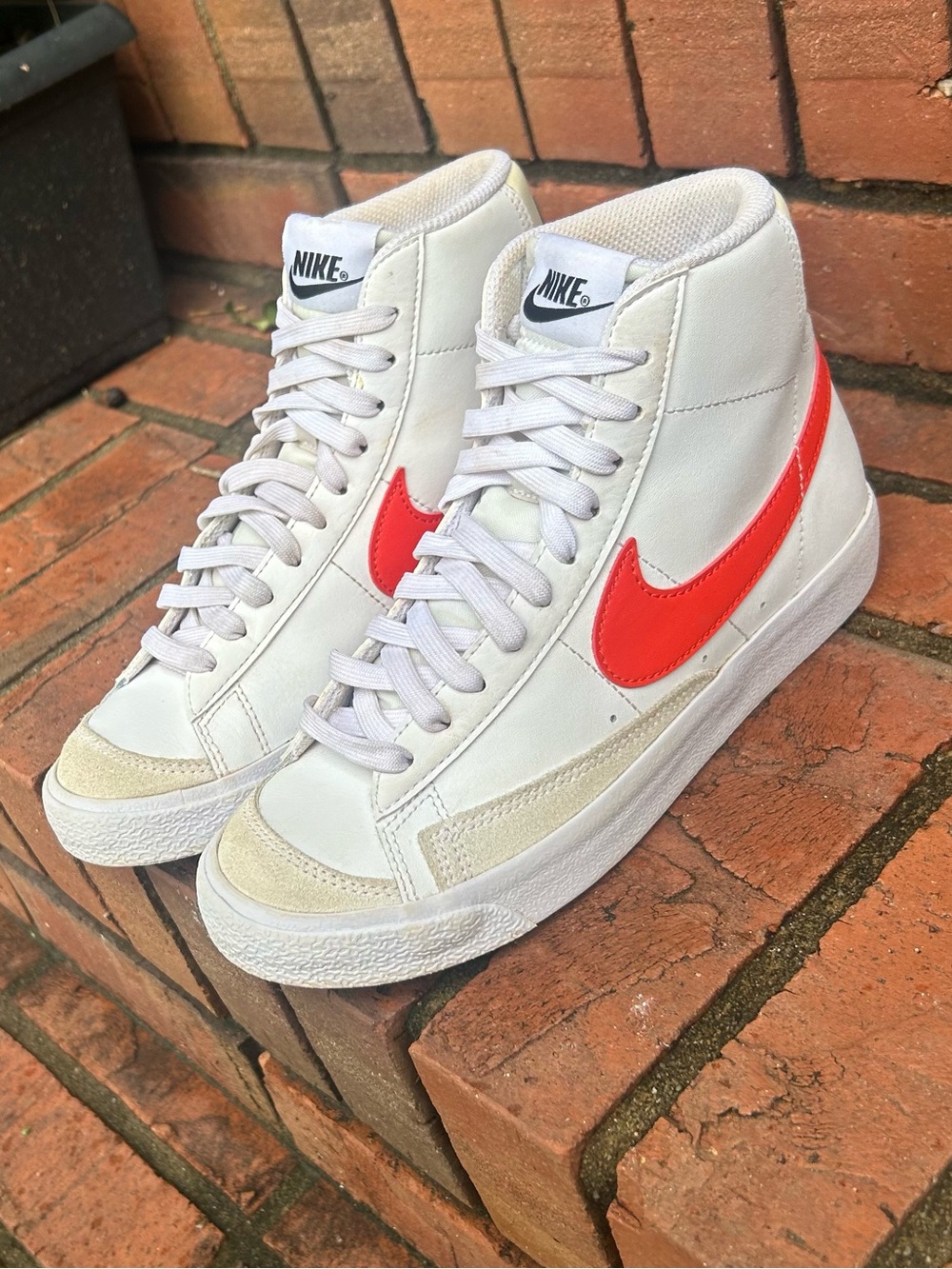 Nike Blazer Mid 77
White Picante Red